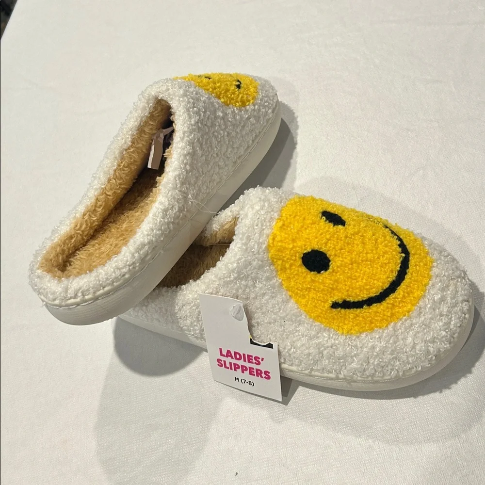 Smiley Face Slippers Size Medium Yellow and White New - Picture 2 of 6
